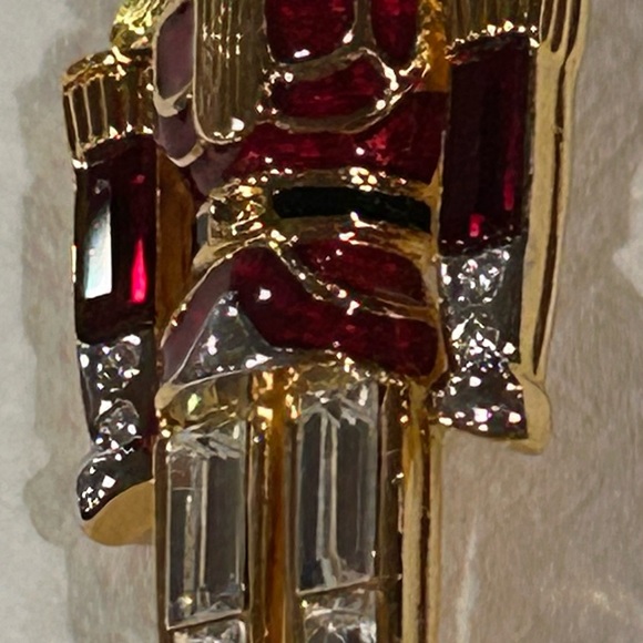 VINTAGE MONET SIGNED NUTCRACKER SOLDIER HOLIDAY BROACH PIN…ENAMEL/RHINESTONE - Picture 1 of 7